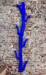 Klaas Gubbels, Totem, 2015-2023, acryl op hout, oplage 3, 243x50 cm, Galerie InDruk